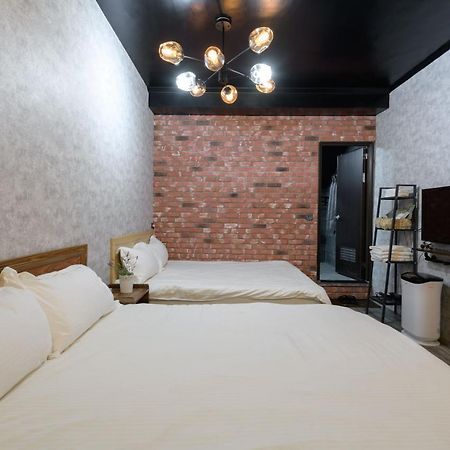 羅東夜市 小宅一生民宿 Night Market Small House Lifetime Hotel Luodong Exterior photo