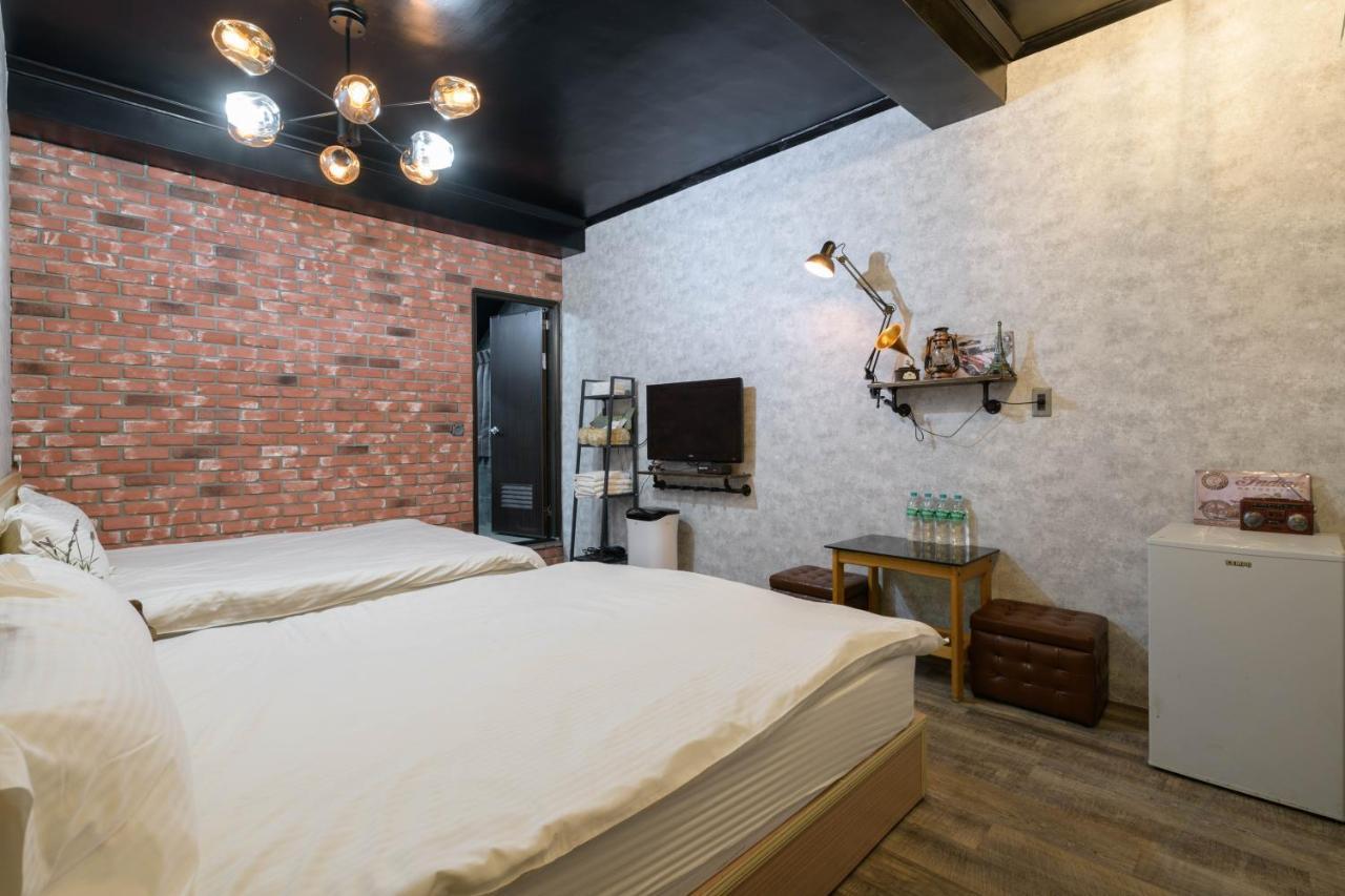 羅東夜市 小宅一生民宿 Night Market Small House Lifetime Hotel Luodong Exterior photo