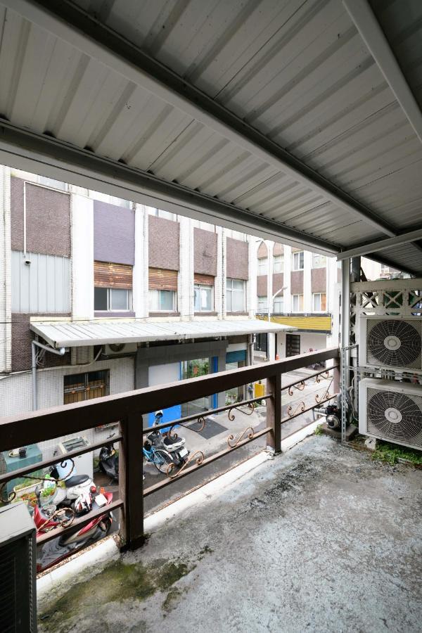 羅東夜市 小宅一生民宿 Night Market Small House Lifetime Hotel Luodong Exterior photo