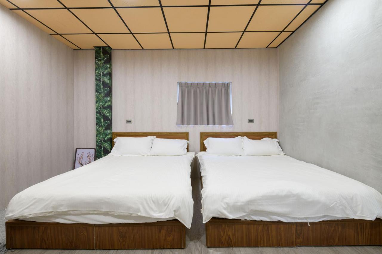 羅東夜市 小宅一生民宿 Night Market Small House Lifetime Hotel Luodong Exterior photo