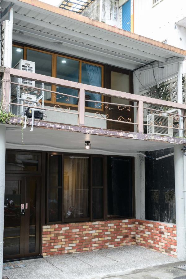 羅東夜市 小宅一生民宿 Night Market Small House Lifetime Hotel Luodong Exterior photo