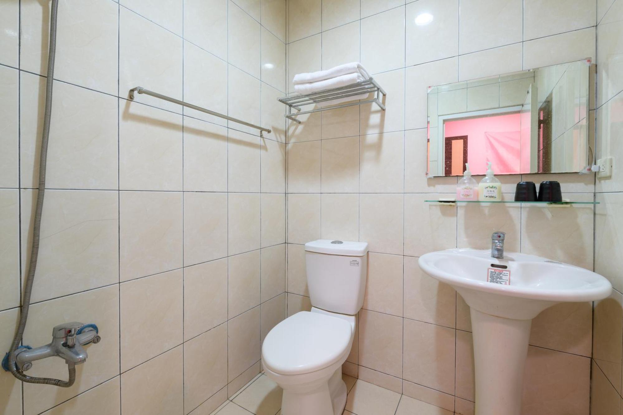 羅東夜市 小宅一生民宿 Night Market Small House Lifetime Hotel Luodong Room photo